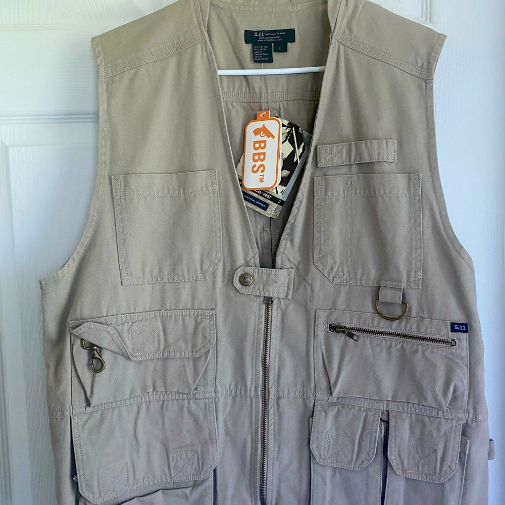 NWT: 5.11 Tactical Series Mens Large Hunting, Fishing, Utility Khaki Vest 80001